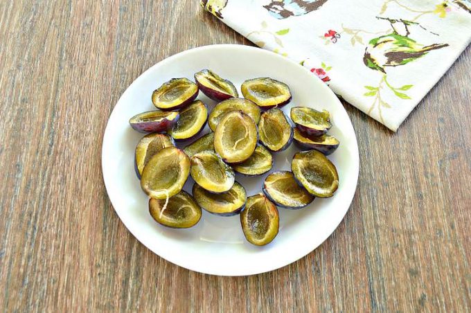 Шарлотка зі сливами у духовці