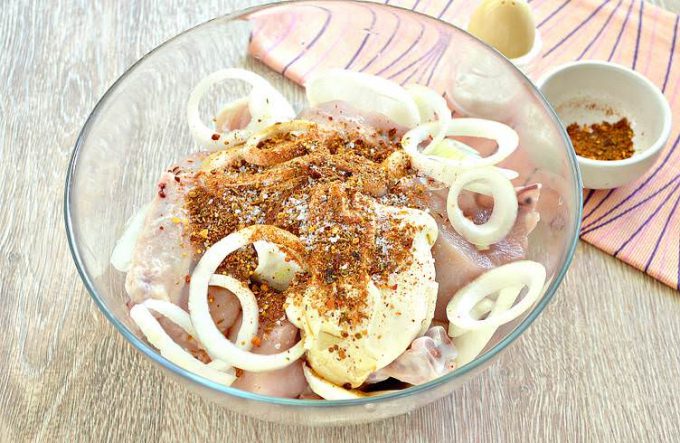 Шашлик з курки в майонезі на деку
