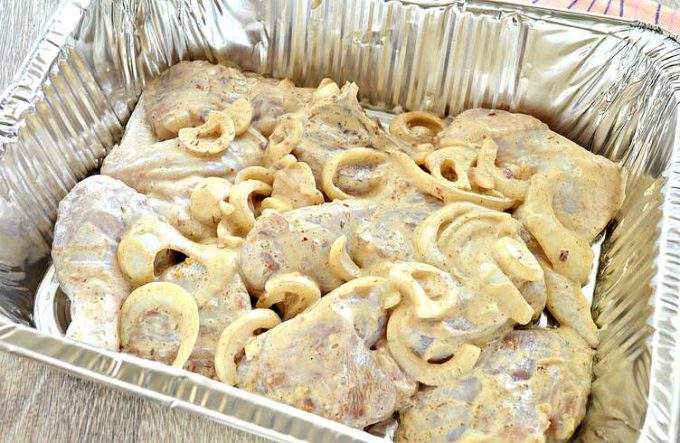 Шашлик з курки в майонезі на деку