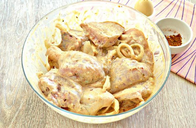 Шашлик з курки в майонезі на деку