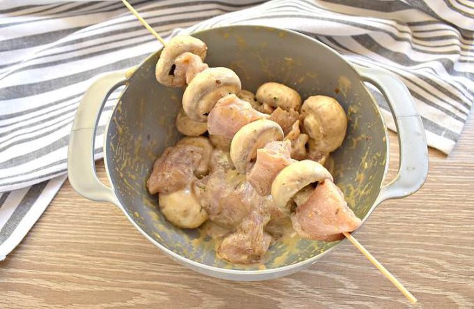 Шашлик з курки з грибами на деку