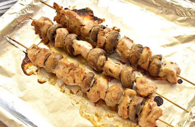 Шашлик з курки з грибами на деку