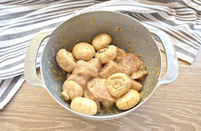 Шашлик з курки з грибами на деку