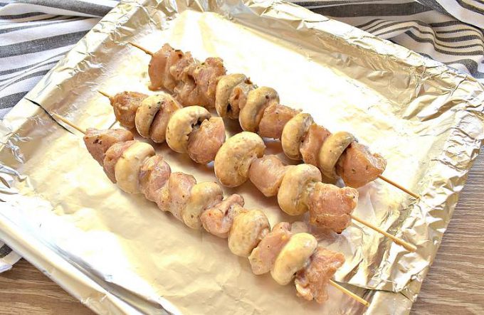 Шашлик з курки з грибами на деку
