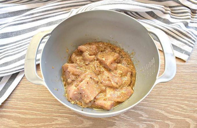 Шашлик з курки з грибами на деку