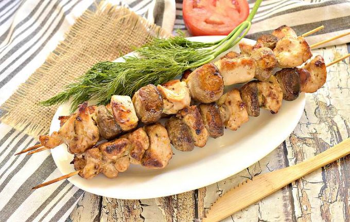 Шашлик з курки з грибами на деку