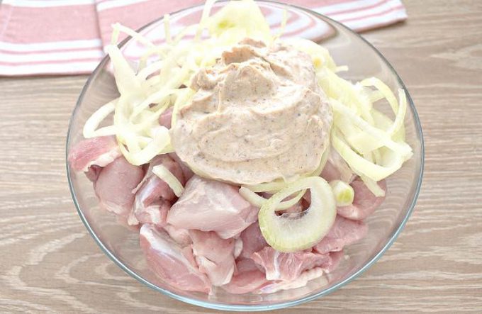 Шашлик зі свинини в маринаді з майонезом та цибулею