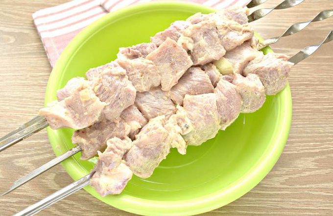 Шашлик зі свинини в маринаді з майонезом та цибулею