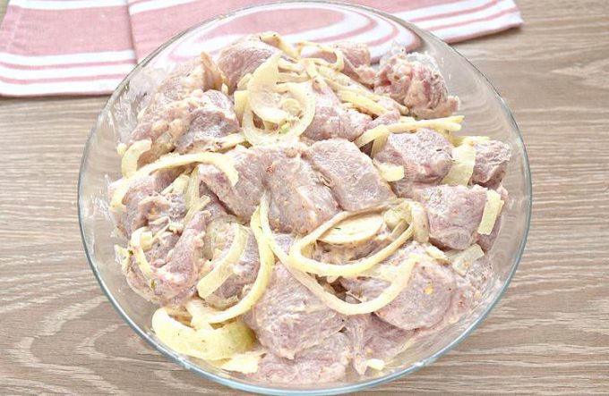 Шашлик зі свинини в маринаді з майонезом та цибулею