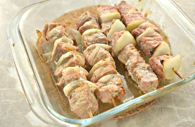 Шашлик зі свинини з цибулею та лимоном у духовці