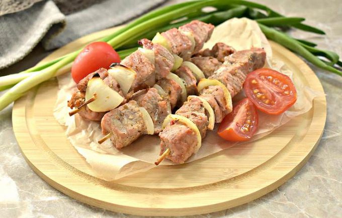 Шашлик зі свинини з цибулею та лимоном у духовці