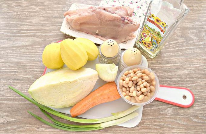 Щи з куркою та квасолею в мультиварці