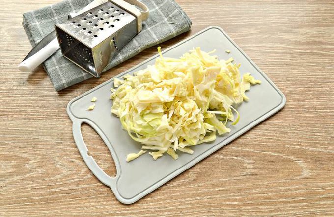 Щи зі свіжою капустою та пшоном