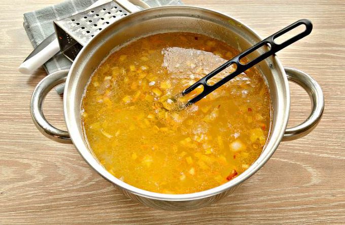 Щи зі свіжою капустою та пшоном