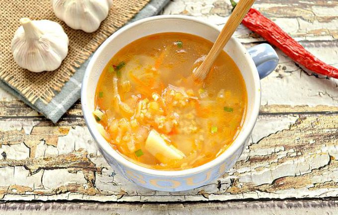 Щи зі свіжою капустою та пшоном