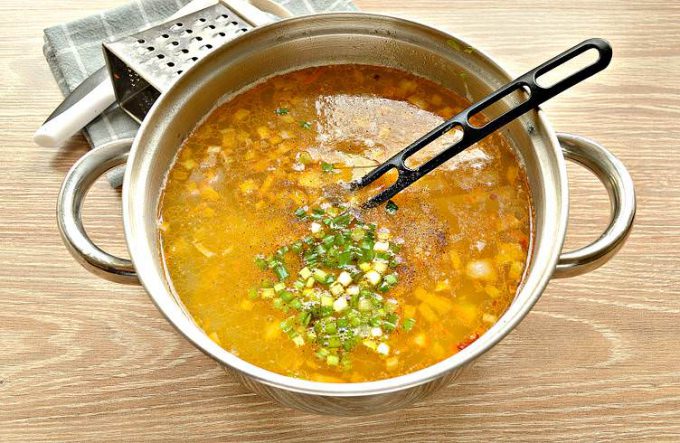 Щи зі свіжою капустою та пшоном