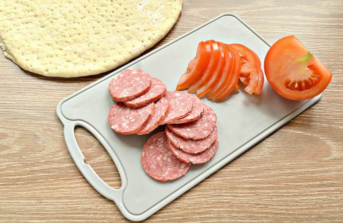 Швидка піца на сковороді на готовій основі