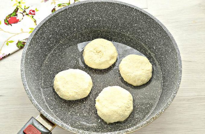Сирники із сиру на сковороді