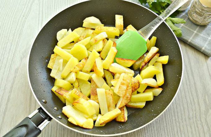 Смажена картопля з мисливськими ковбасками на сковороді