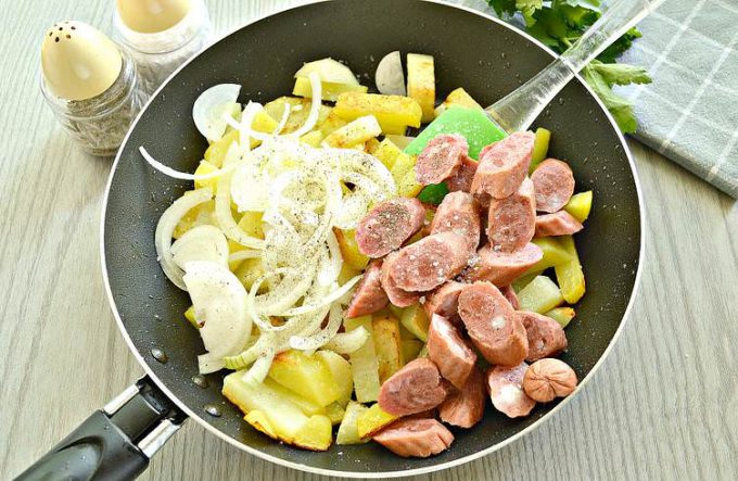 Смажена картопля з мисливськими ковбасками на сковороді
