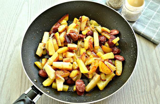 Смажена картопля з мисливськими ковбасками на сковороді