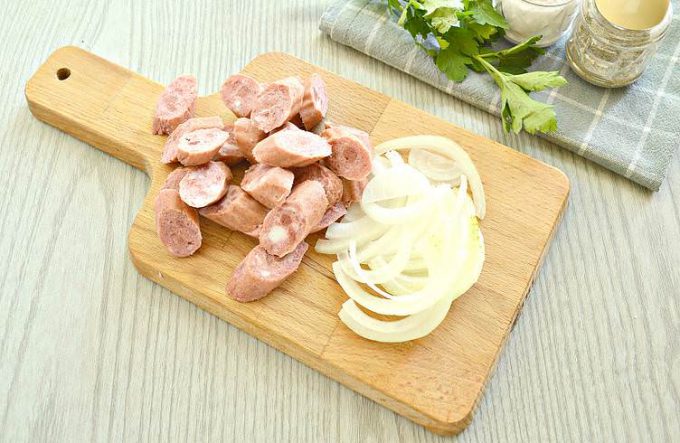 Смажена картопля з мисливськими ковбасками на сковороді