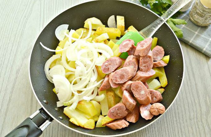 Смажена картопля з мисливськими ковбасками на сковороді