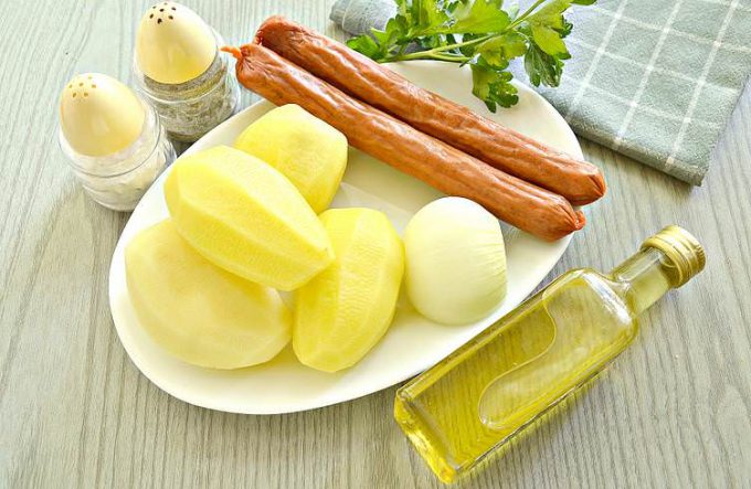 Смажена картопля з мисливськими ковбасками на сковороді