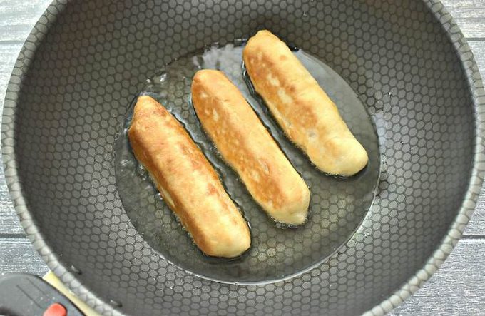 Смажені сосиски у тесті на сковороді
