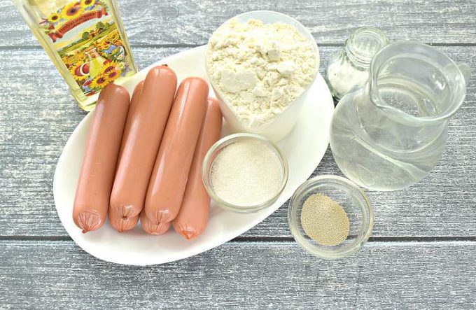 Смажені сосиски у тесті на сковороді