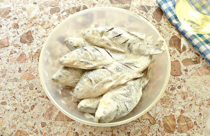 Смажений карась у майонезі на сковороді