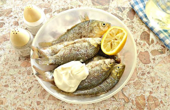 Смажений карась у майонезі на сковороді