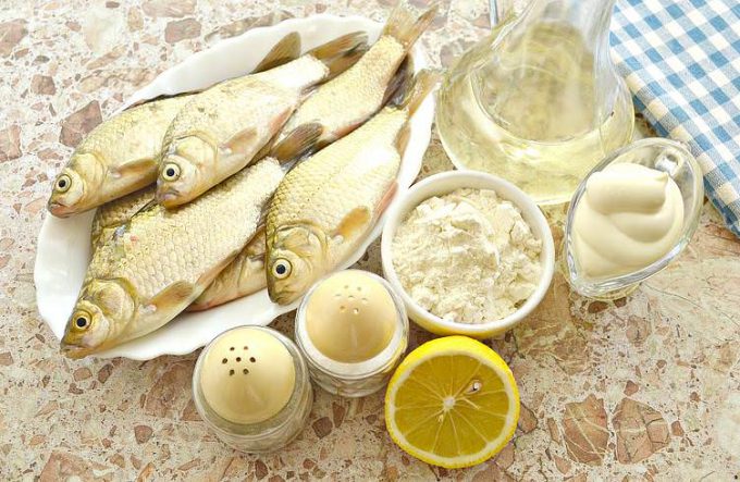 Смажений карась у майонезі на сковороді