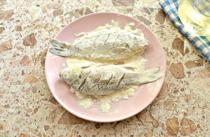 Смажений карась у майонезі на сковороді