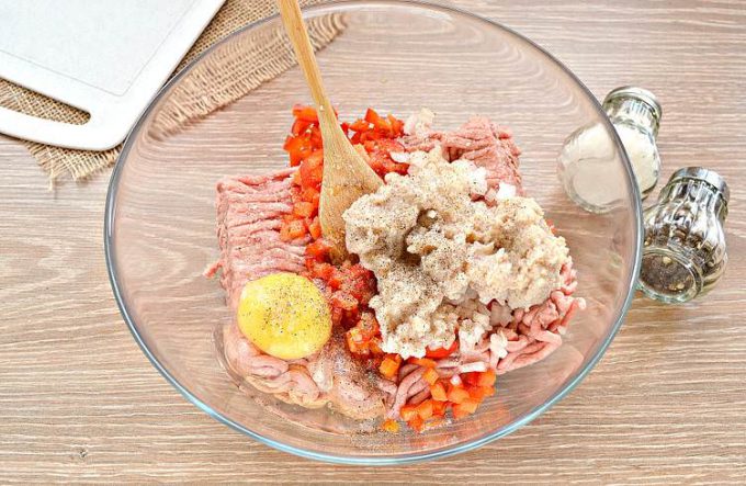 Соковиті котлети із мясного фаршу з перцем