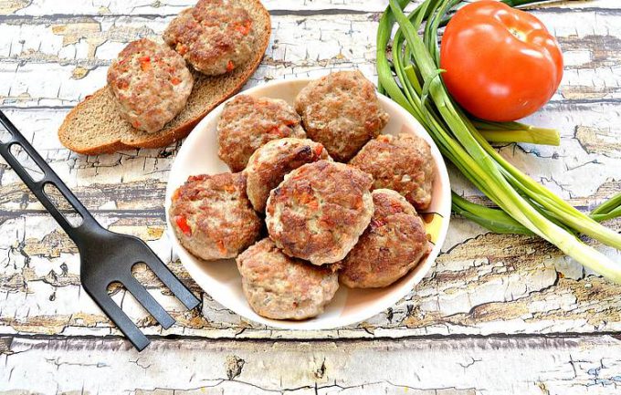 Соковиті котлети із мясного фаршу з перцем