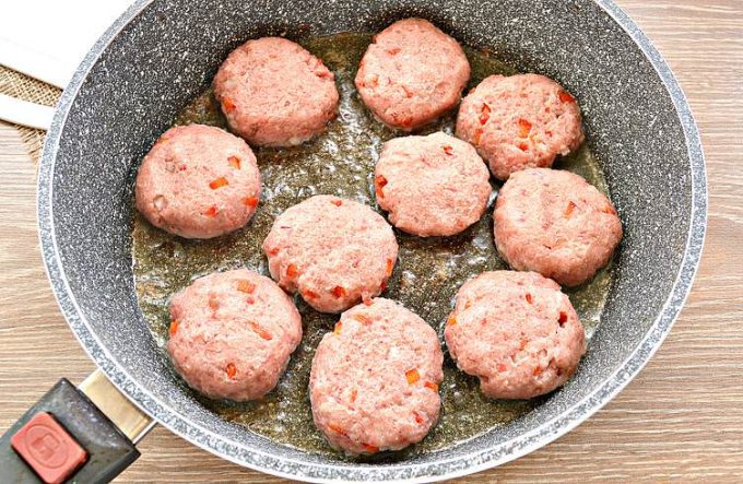 Соковиті котлети із мясного фаршу з перцем