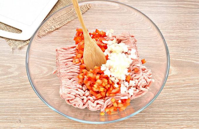 Соковиті котлети із мясного фаршу з перцем