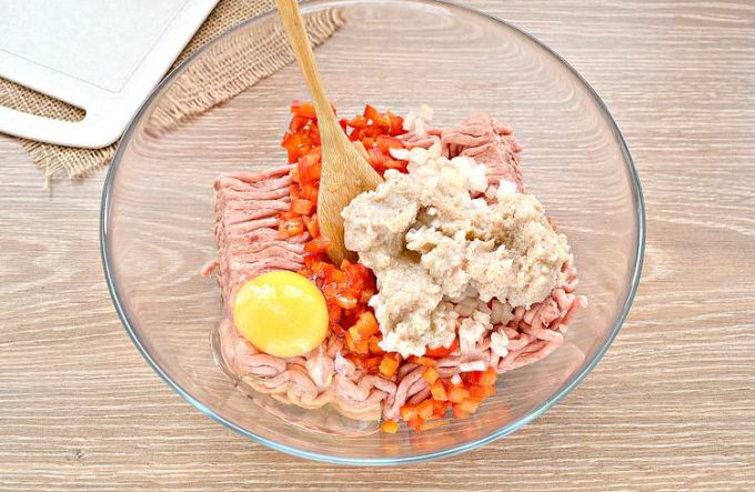 Соковиті котлети із мясного фаршу з перцем