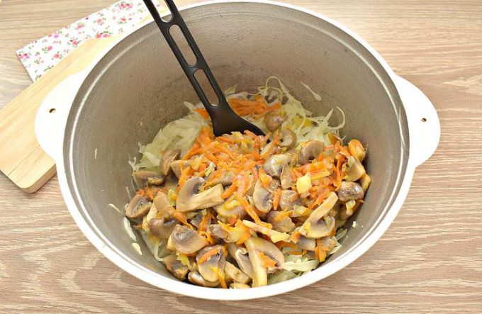 Солянка з капустою та грибами