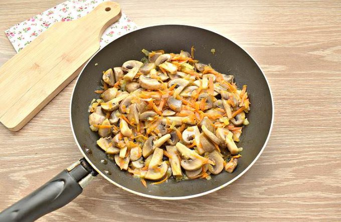 Солянка з капустою та грибами