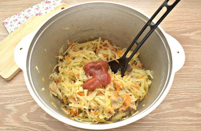 Солянка з капустою та грибами