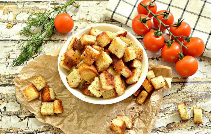 Сухарики з батона на сковороді