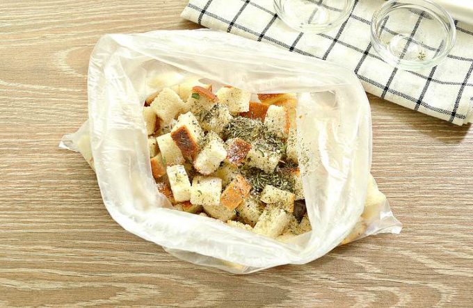 Сухарики з батона на сковороді
