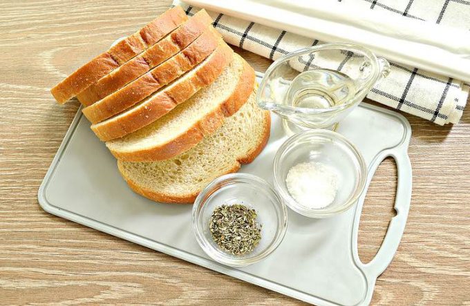 Сухарики з батона на сковороді