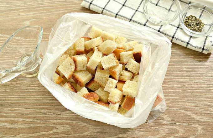 Сухарики з батона на сковороді