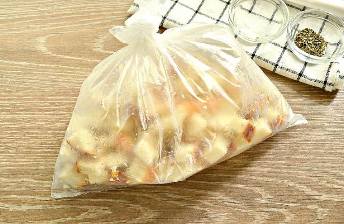 Сухарики з батона на сковороді