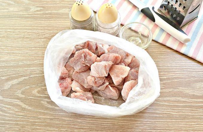 Свинина тушкована з помідорами на сковороді
