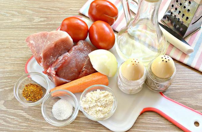Свинина тушкована з помідорами на сковороді