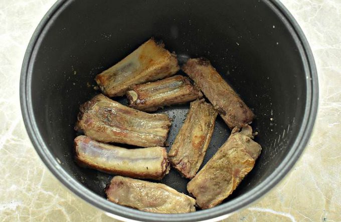 Свинячі реберця в мультиварці